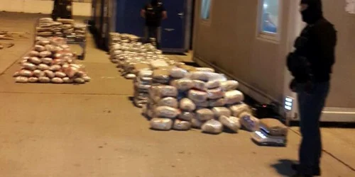 Canabis confiscat într-un port din Albania FOTO The Mirror