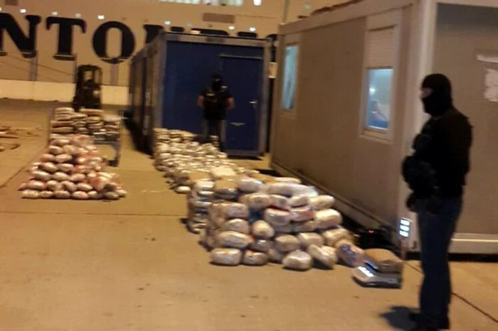 Canabis confiscat într-un port din Albania. FOTO: The Mirror