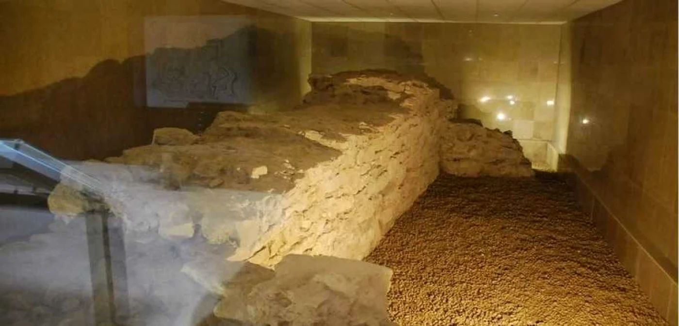 Zidul medieval ce poate fi admirat în incinta toaletei din Cetate. Foto: Daniel Bloss - alba24.ro