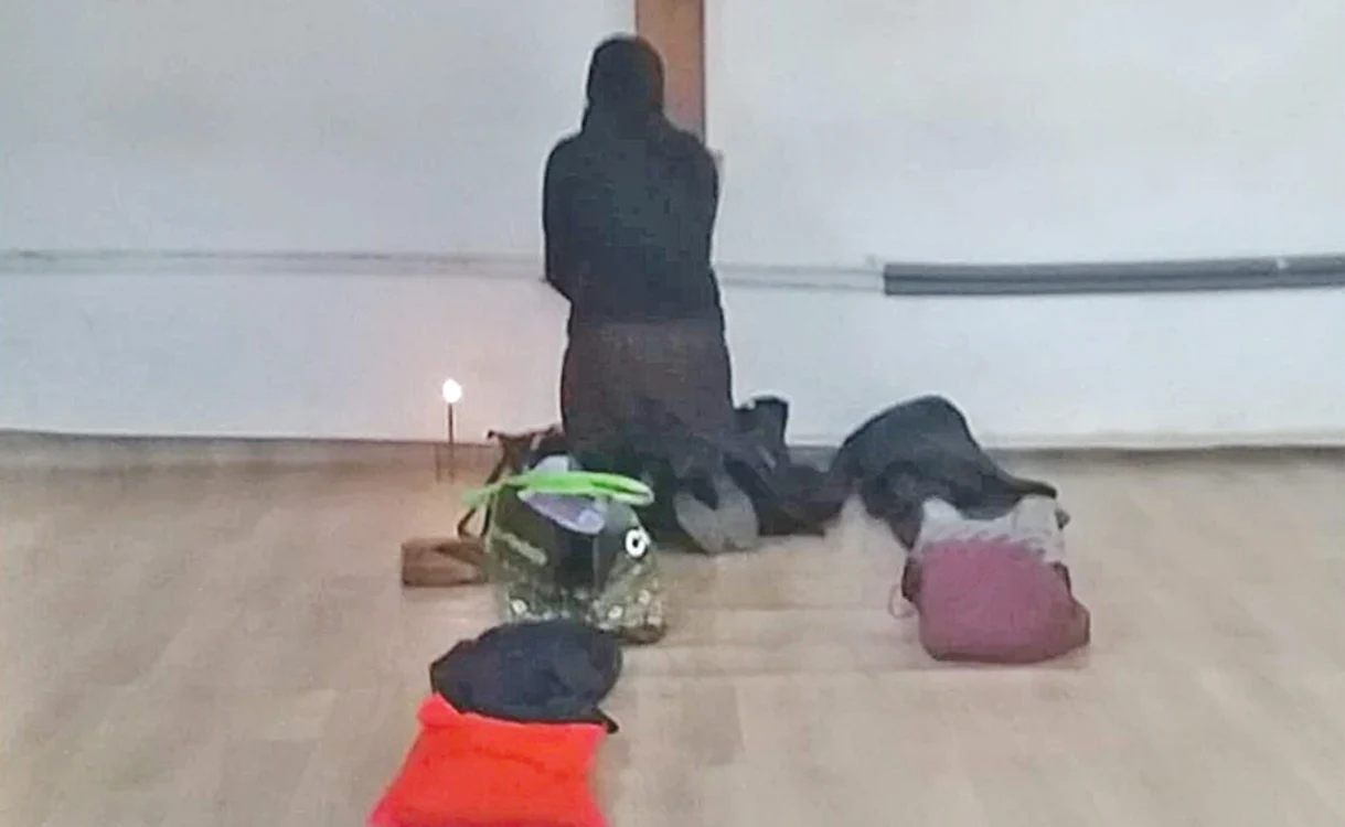În garajul lui Pomohaci, rugăciunea se face prin rotaţie, femeile care recită psalmi se schimbă din oră în oră
