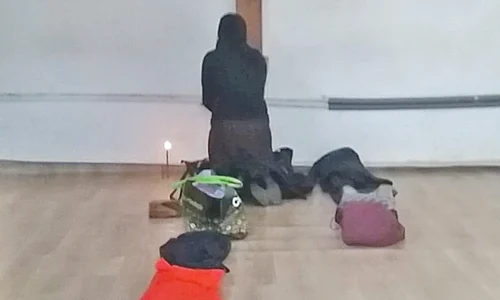 În garajul lui Pomohaci, rugăciunea se face prin rotaţie, femeile care recită psalmi se schimbă din oră în oră jpeg