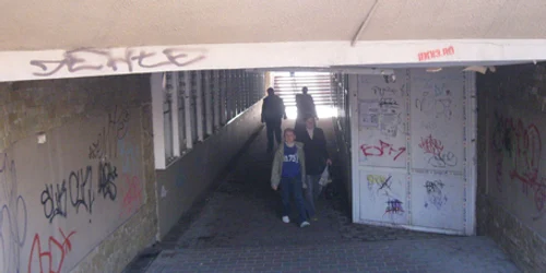 Puţini pietreni se încumetă se meargă prin singura trecere subterană din oraş