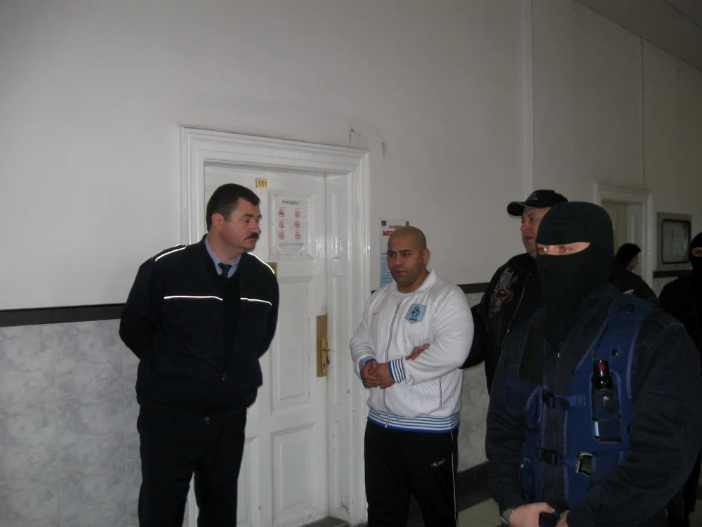 Gheorghe Beleiu (cu şapcă neagră) a venit astăzi la audieri