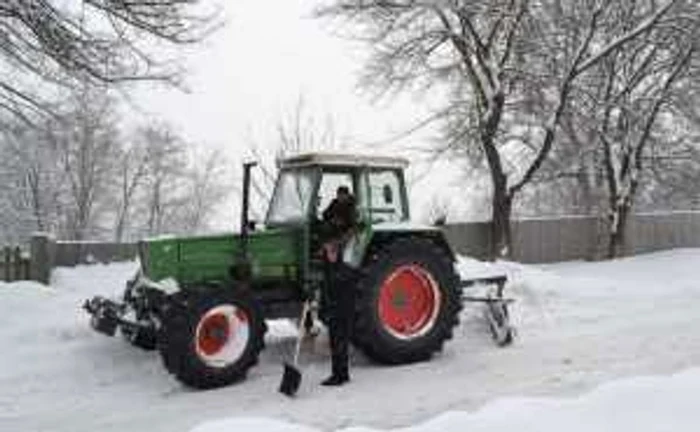 În judeţul Bacău, mai multe drumuri judeţene sunt blocate de căderile de zăpadă