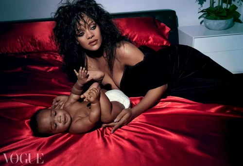 Rihanna cu copilul si ASAP Rocky in Vogue