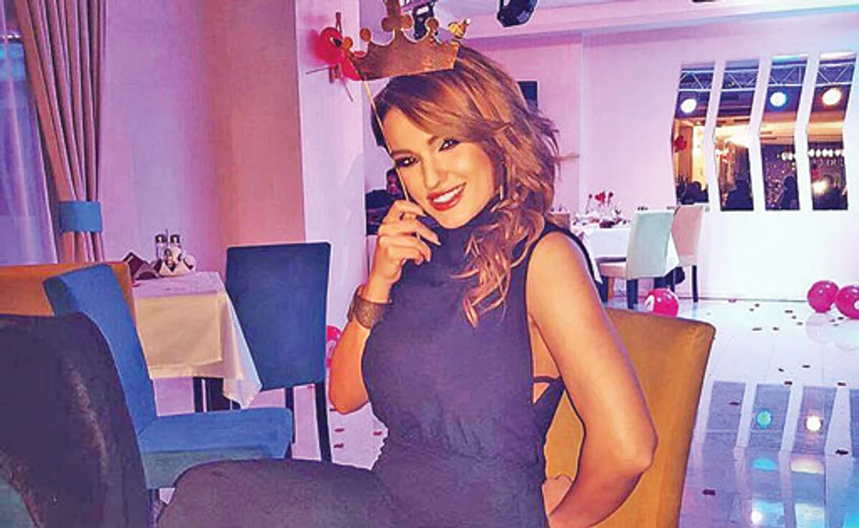
    Diana Enache  a renunțat la blond  și s-a vopsit  castaniu închis   