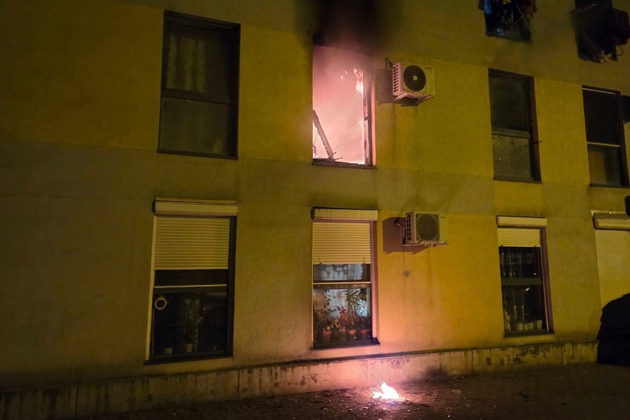 V Timišoari požar v bloku zaradi cigarete, 80 ljudi evakuiranih