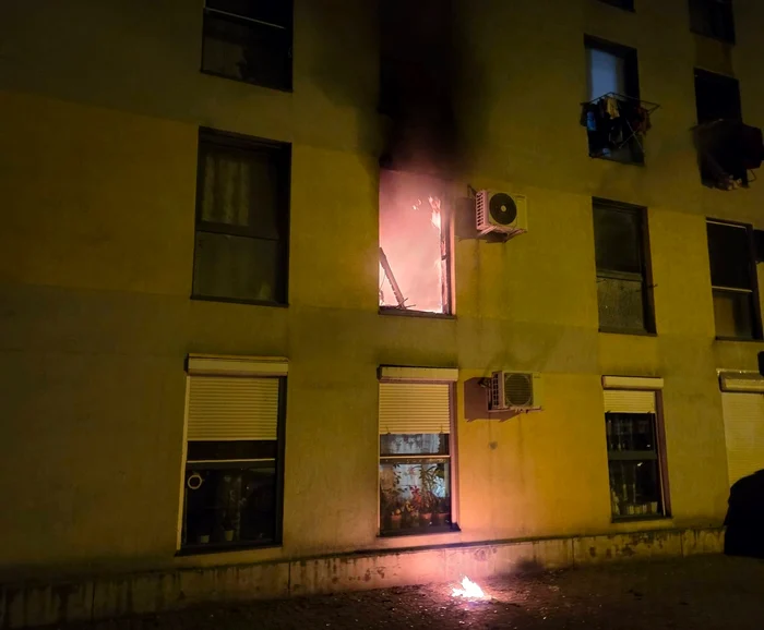 Un incendiu puternic a izbucnit într-un bloc din Timișoara FOTO: Facebook / Alex Toma