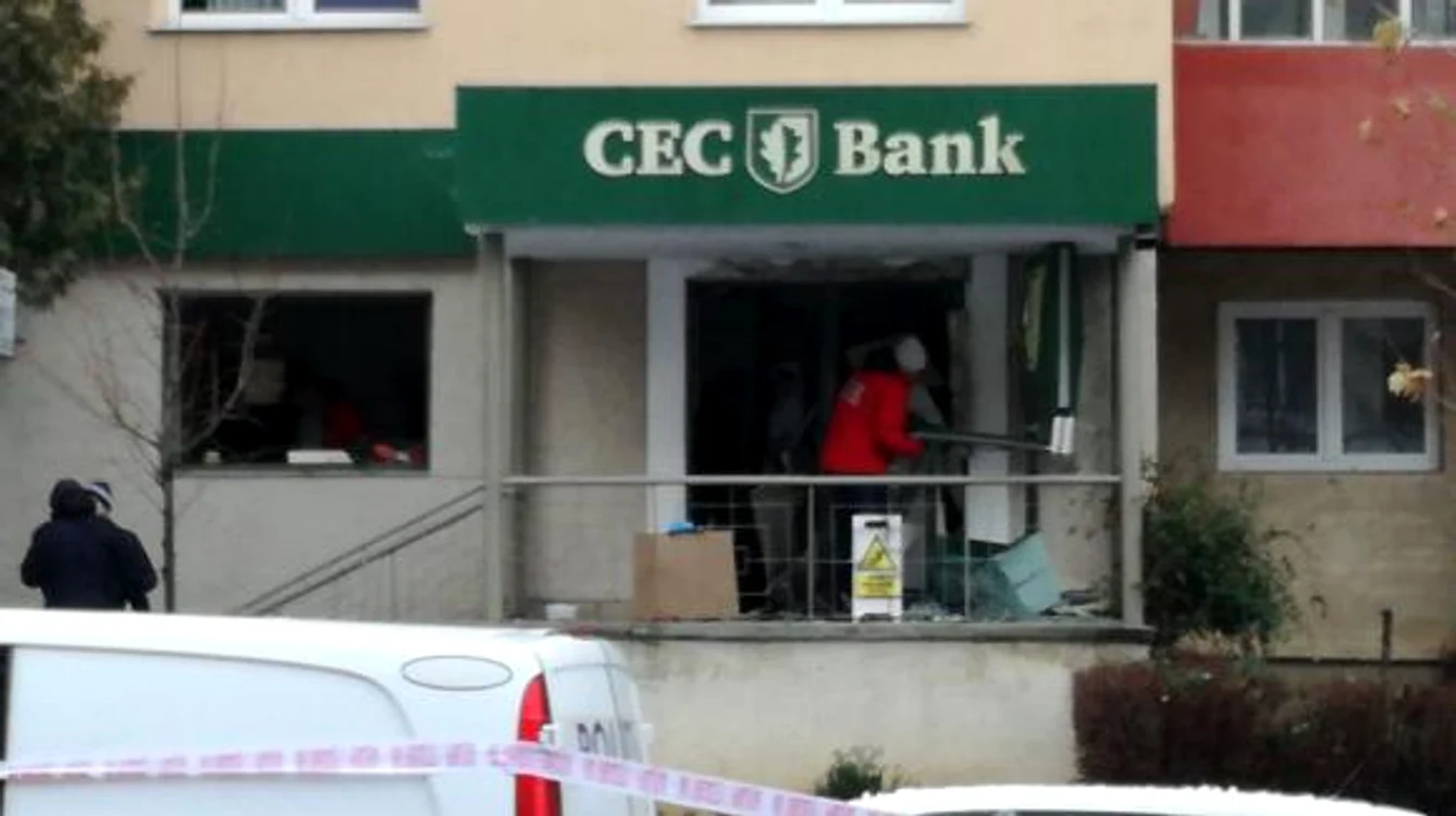 
    Bancomatul era situat la parterul unui blocfoto: captură Digi 24  