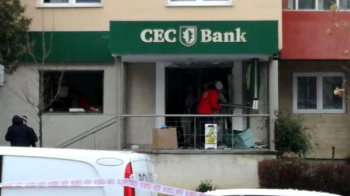 Bancomatul era situat la parterul unui blocfoto: captură Digi 24