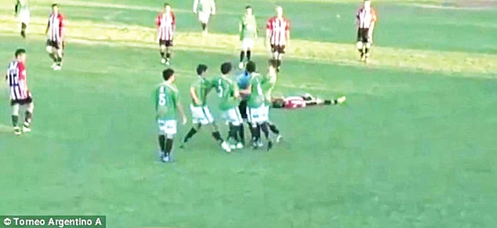 Spiritele s-au încins  şi Roncaglia l-a  lovit pe arbitru