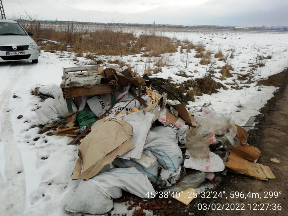 Un braşovean care a aruncat gunoiul pe câmp a fost găsit cu ajutorul unui detaliu FOTO Primăria Braşov