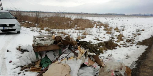 Un braşovean care a aruncat gunoiul pe câmp a fost găsit cu ajutorul unui detaliu FOTO Primăria Braşov