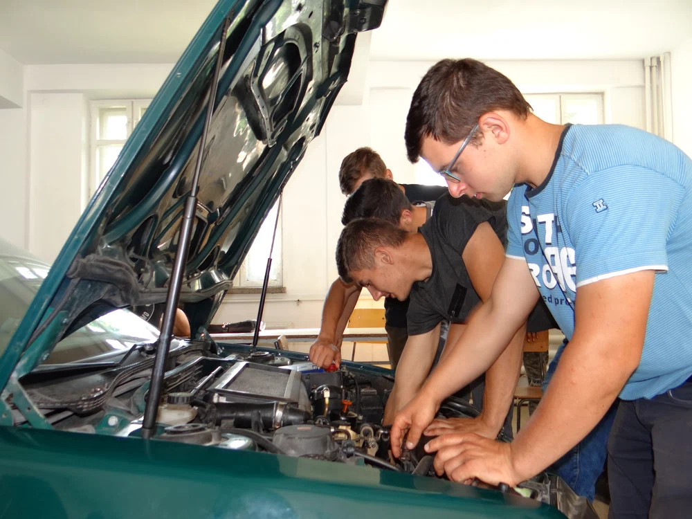 Practică mecanică auto FOTO Liceul Șendriceni