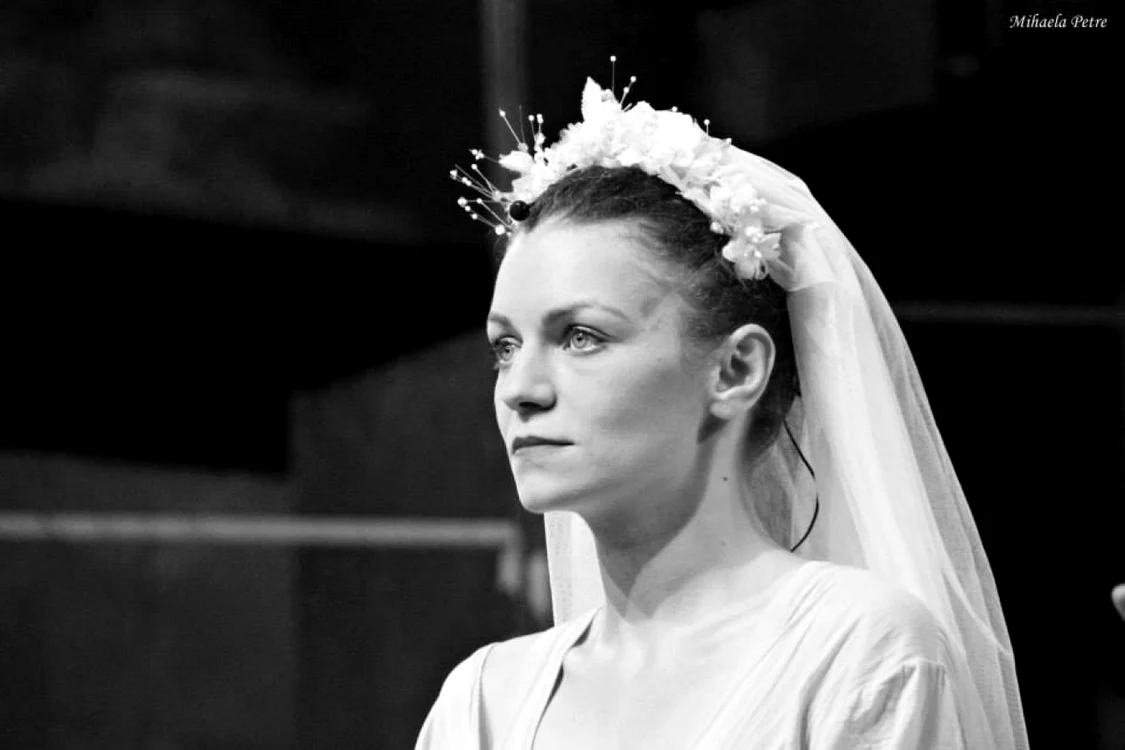 Alexandra Fasolă, în rolul Şen Te, o actriţă-revelaţie. Credit foto: Mihaela Petre