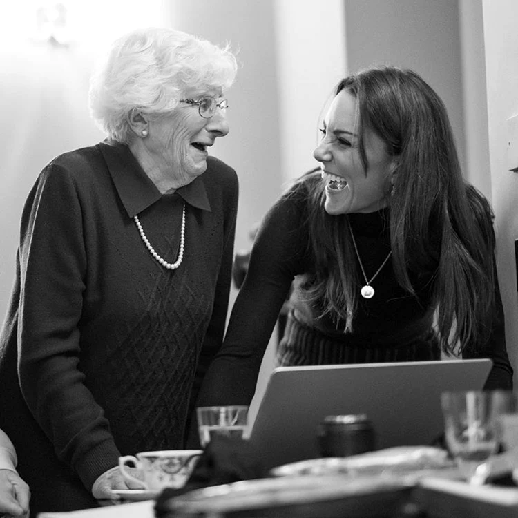 Ducesa Kate, alături de Yvonne Bernstein, supravieţuitoare a Holocaustului FOTO Palatul Kensington