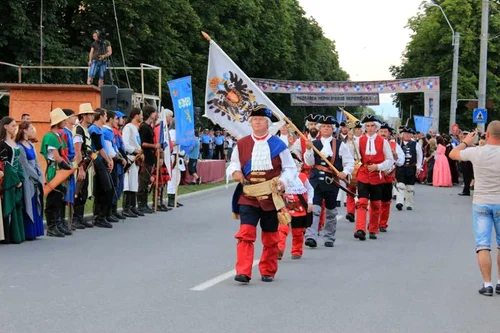 Parada care a deschis Zilele Hunedoarei. FOTO