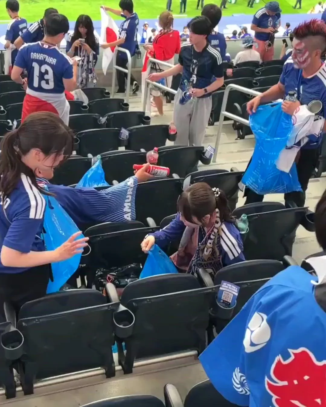 Lecție de civilizație: suporterii japonezi, surprinși făcând curat în stadion după meciul cu Olanda de la Cupa Mondială