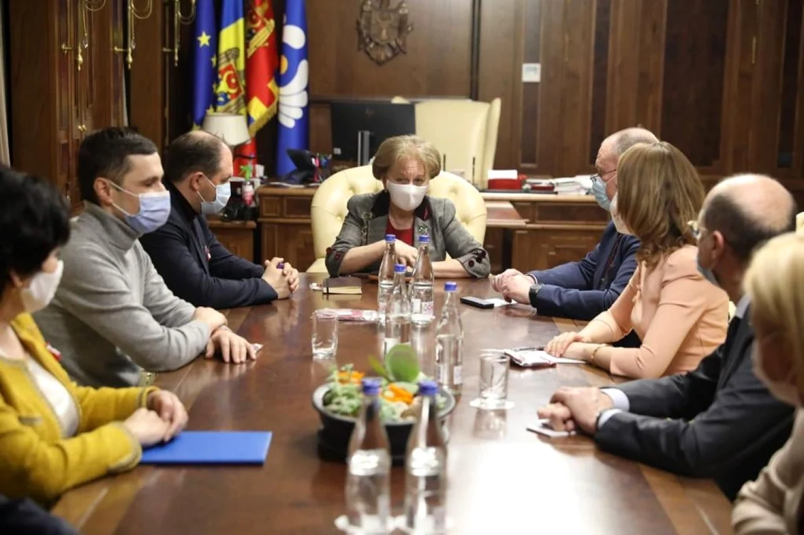Preşedinta Parlamentului, socialista Zinaida Greceanîi, la întrevederea cu membruu Guvernului şi cu primarul Ion Ceban.