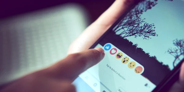 Interactiune cu o postare pe facebook FOTO Shutterstock