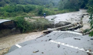 Podul Ilişova a fost rupt de viitură jpeg