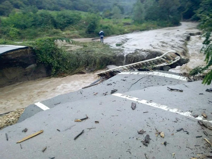 Podul Ilişova a fost rupt de viitură