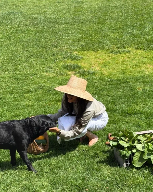 Meghan în grădină UK jpg
