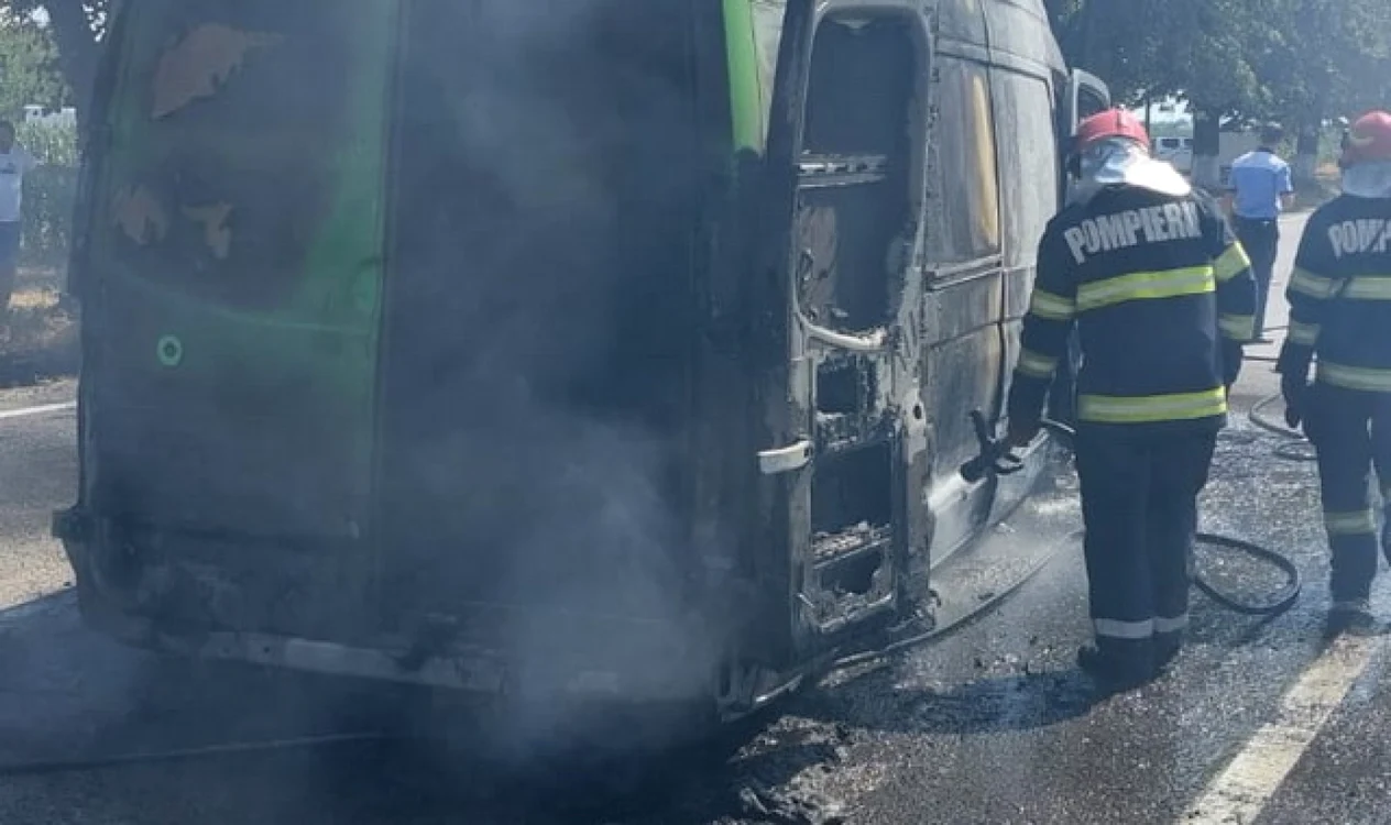 Două autoturisme şi un microbuz s-au ciocnit şi au luat foc