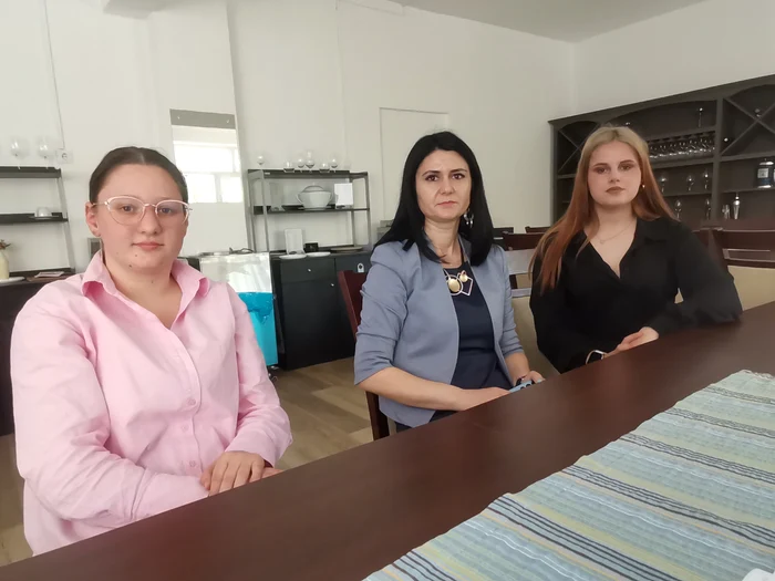 Flori Comănescu (st.), prof. Dorina Diță și Ileana Bucică FOTO: Alina Mitran