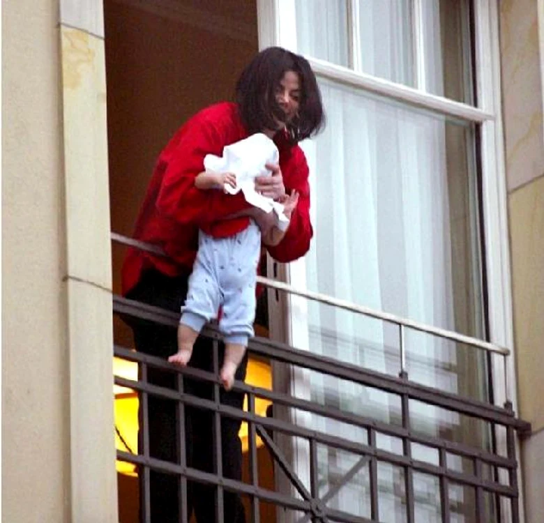 4 michael jackson blanket jackson balcony jpg jpeg