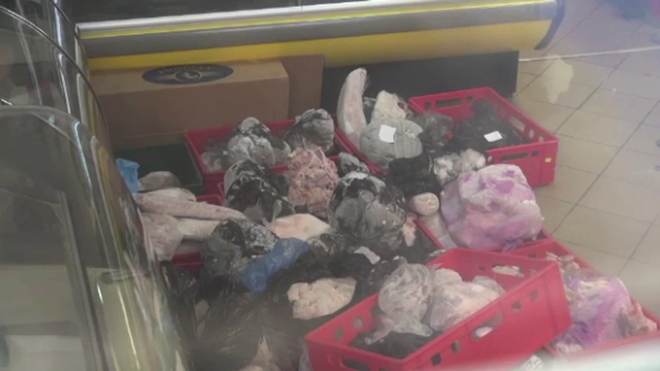 
    Pachete întregi cu carne congelată a fost depistată în depozite (capturi:protv.ro)  