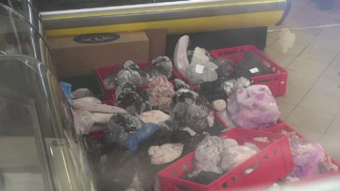 Pachete întregi cu carne congelată a fost depistată în depozite (capturi:protv.ro)