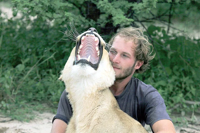 “Fă-te-ncoa’ să-ţi dau un pupic!”
