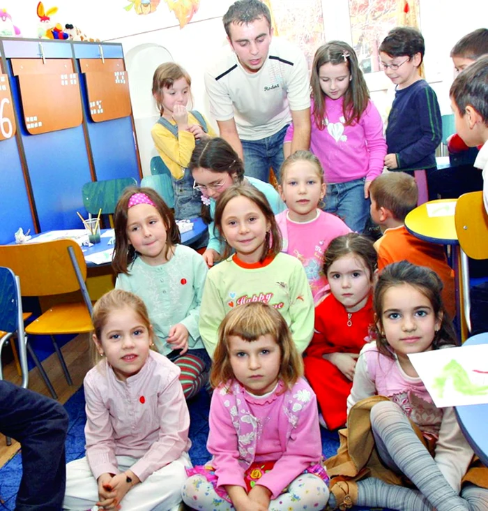 În fiecare şcoală se va forma o comisie alcătuită din învăţător, profesor psihopedagog, profesor psiholog şcolar, profesor logoped, consilier şcolar, medicul şcolar şi părintele copilului evaluat