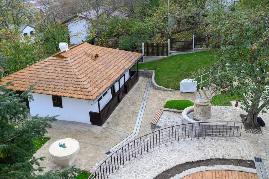 Bojdeuca lui Creanga, după renovare, imagine exterioara