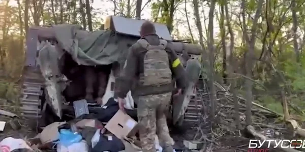 Militarii ucraineni au deschis vehiculul blindat cu toporisca Foto Captura YouTube