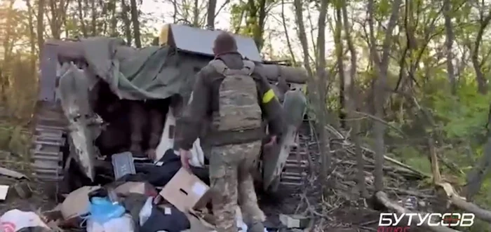 Militarii ucraineni au deschis vehiculul blindat cu toporisca Foto Captura YouTube