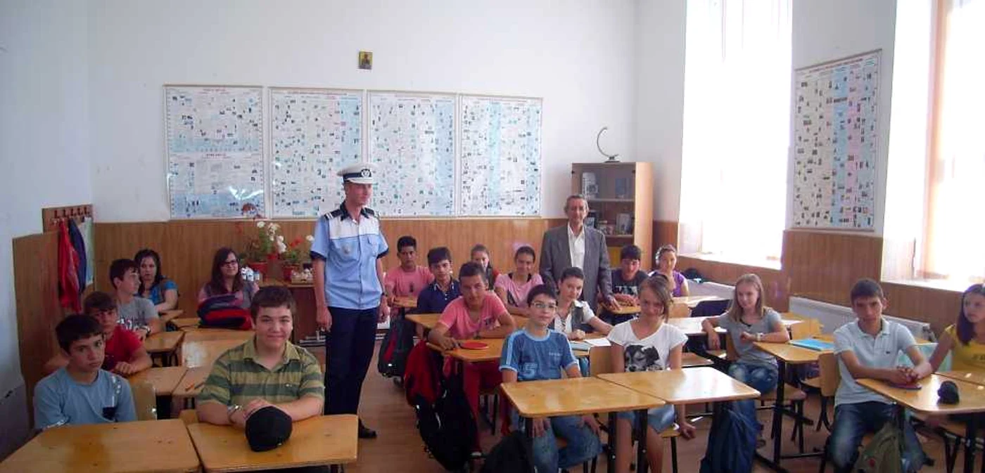 Polițiștii au ținut locul dascălilor