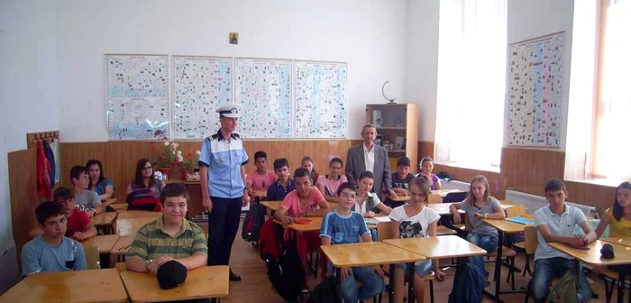 Polițiștii au ținut locul dascălilor