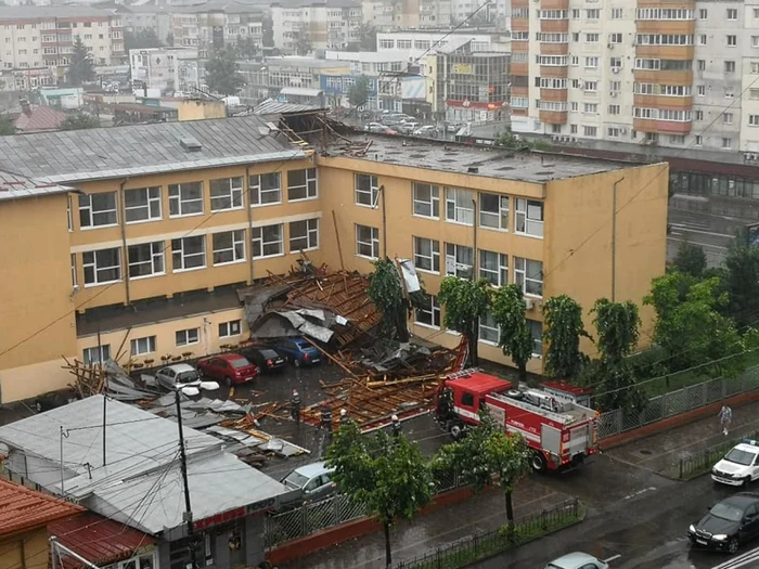 Acoperişul liceului, doborât de vijelie FOTO: Facebook.