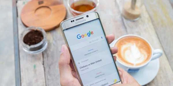 Google pe smartphone Samsung FOTO Shutterstock