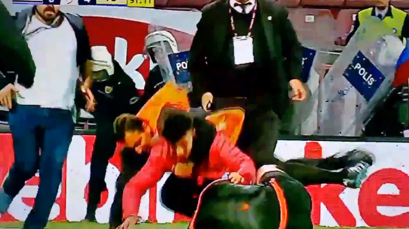 Sezonul trecut, fanii lui Trabzon au încercat să arunce autocarul lui Fenerbahce în Marea NeagrăFoto Click!