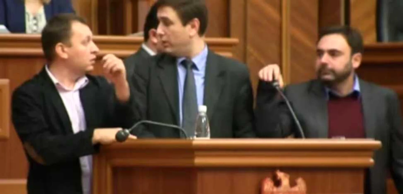 Deputaţii comunişti au blocat tribuna Parlamentului Sursa: Unimedia