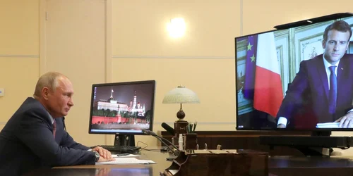 Vladimir Putin discutand in format virtual cu Emmanuel Macron FOTO EPA-EFE