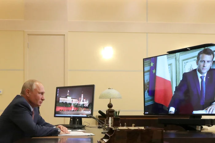 Vladimir Putin discutând în format virtual cu Emmanuel Macron FOTO EPA-EFE