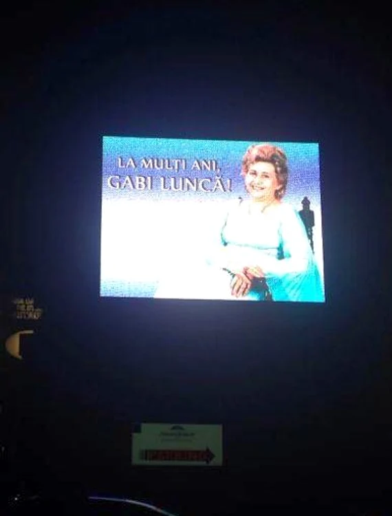 Reclama de pe magazinul din centrul Capitalei