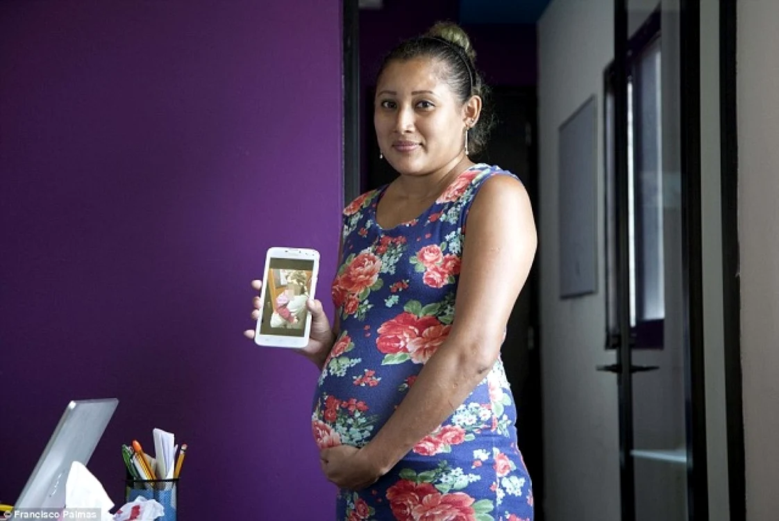 Martha, una dintre cele patru surori Hernandez care se întreţin din meseria de mamă surogat. FOTO dailymail.co.uk/Francisco Palmas