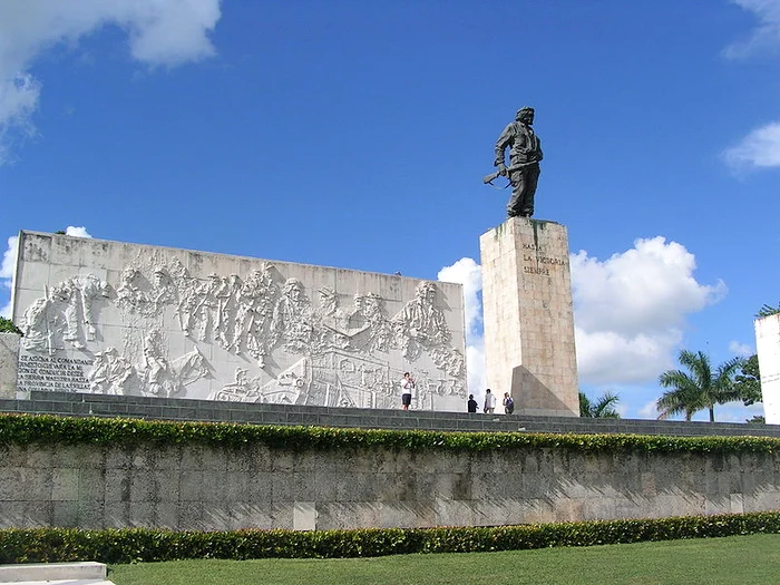 1 800px Che Guevara Grab in Santa Clara Kuba jpg jpeg