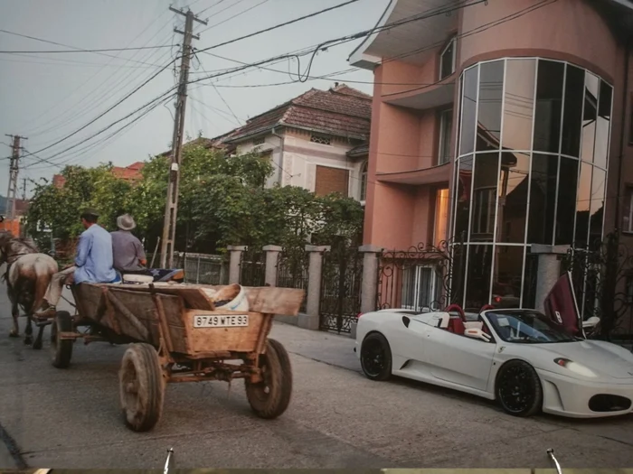 Fotografie din expoziţia „Minunata lume nouă - case ale emigranţilor români”. FOTO: Expoziţie