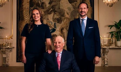 Regele Harald cu fiul său, Prințul moștenitor Haakon, și cu nepoata sa, Prințesa moștenitoare Ingrid Alexandra FOTO Casa Regală norvegiană jpg